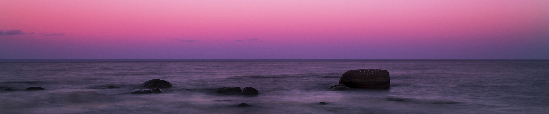 海洋上的粉红色日落