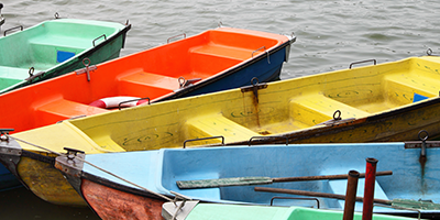 五颜六色的塑料划艇